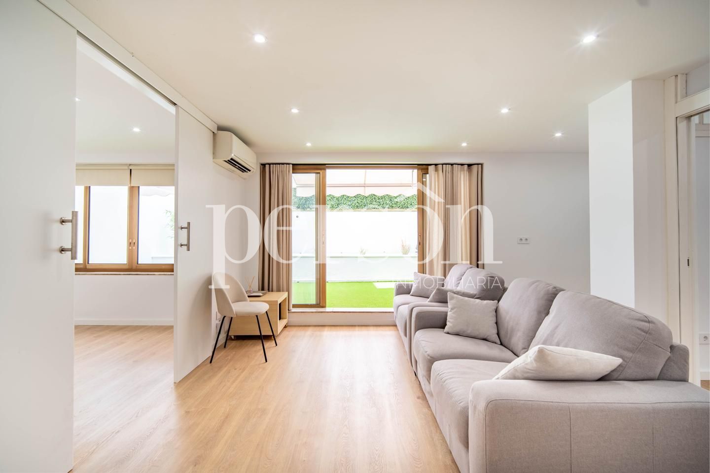 Living room of Flat to rent in  Valencia Capital  with Air Conditioner, Terrace and Furnished