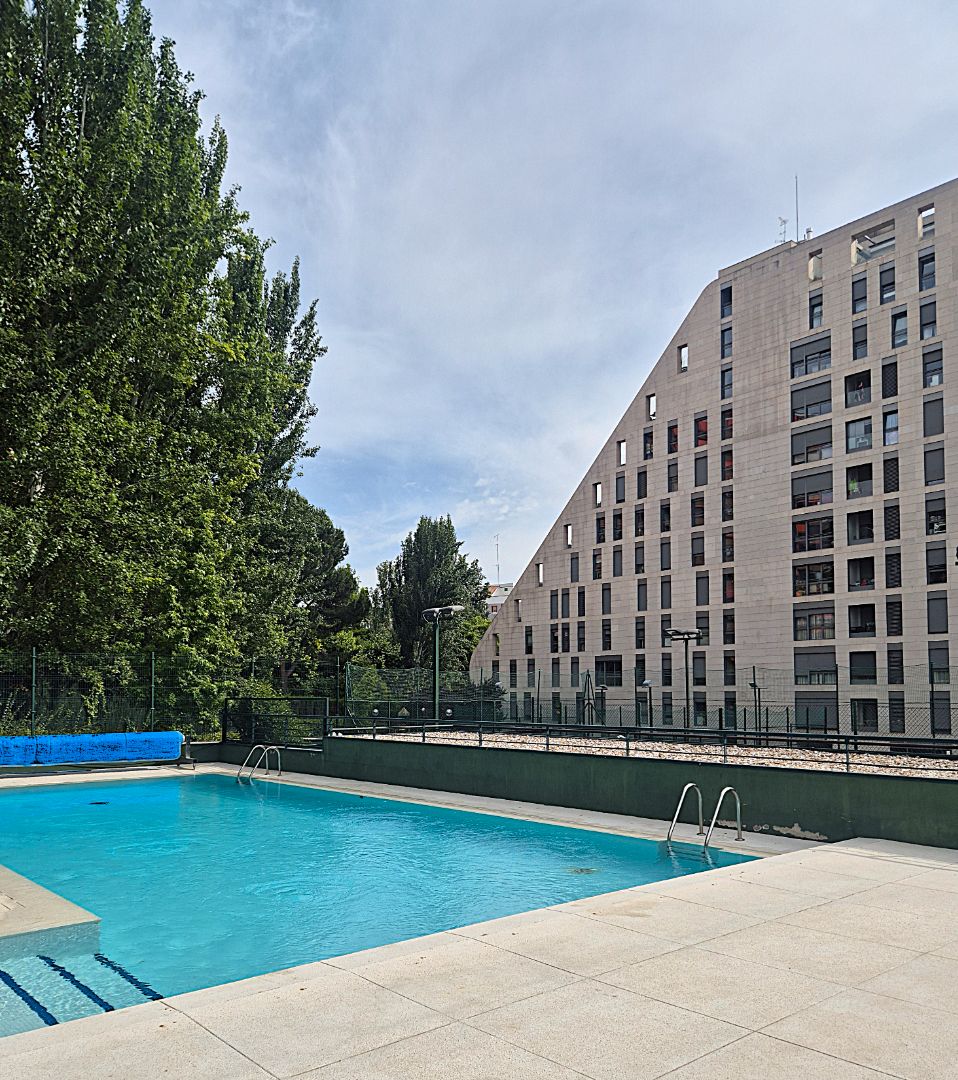 Vista exterior de Apartament de lloguer en  Madrid Capital amb Aire condicionat, Calefacció i Jardí privat