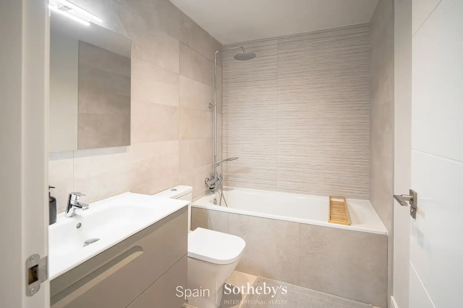 Baño de Apartamento en venta en Las Rozas de Madrid con Aire acondicionado, Calefacción y Jardín privado
