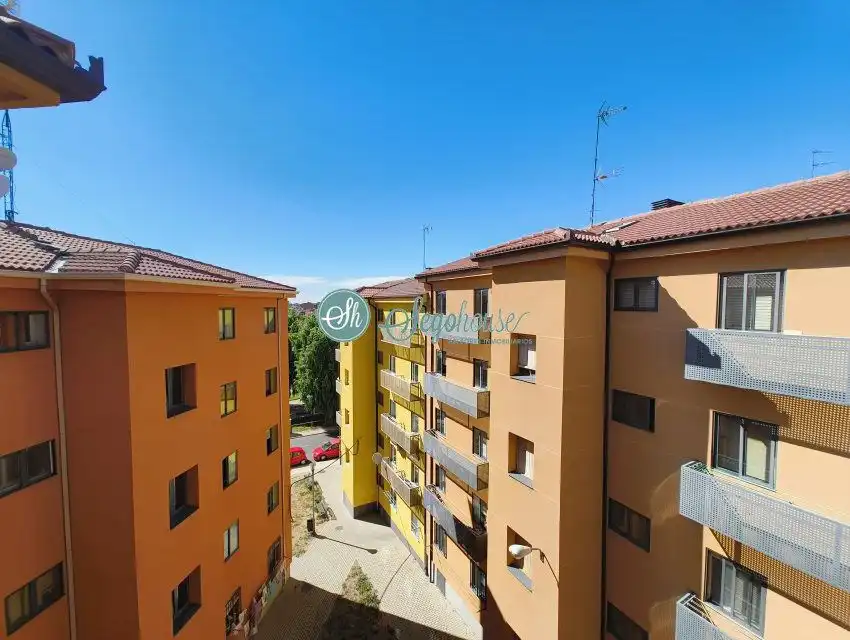 Vista exterior de Piso en venta en Segovia con Calefacción, Parquet y Terraza