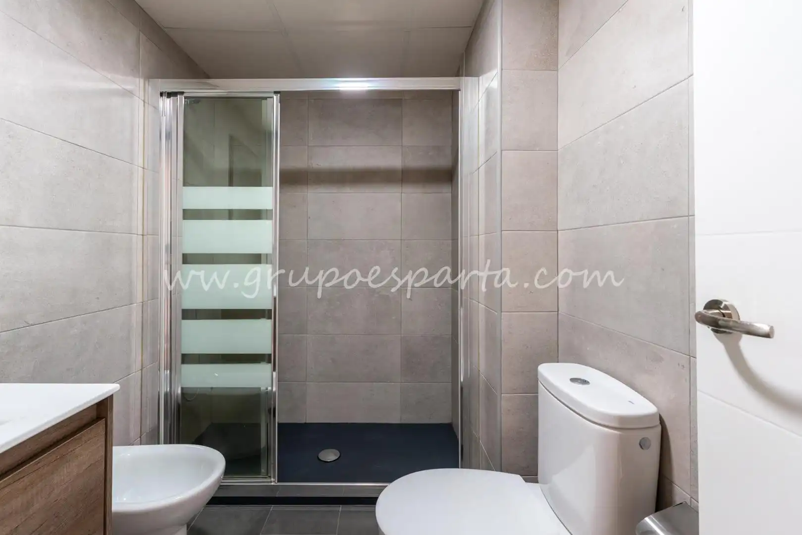 Bathroom of Flat for sale in Sevilla  with Air Conditioner and Balcony