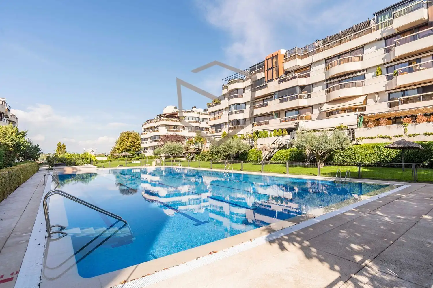 Piscina de Dúplex en venda en Madrid amb Aire condicionat, Calefacció i Terrassa