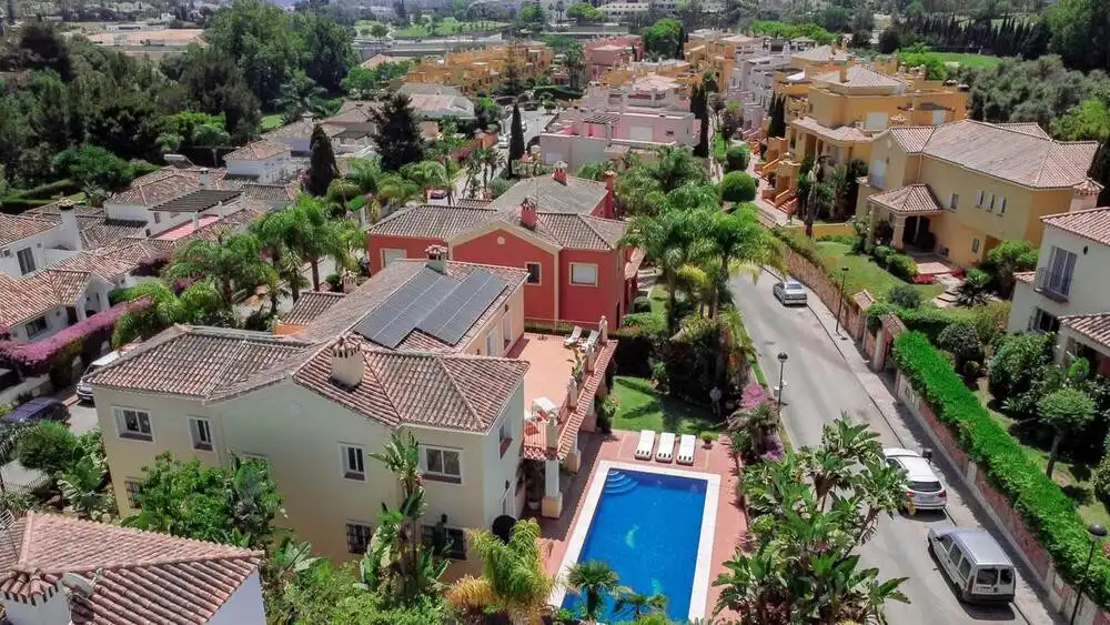 Vista exterior de Casa adosada de lloguer en Marbella amb Aire condicionat, Jardí privat i Terrassa