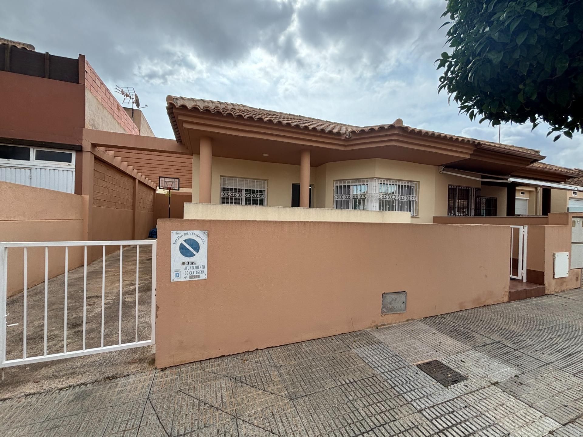 Vista exterior de Casa adosada en venda en Cartagena amb Calefacció, Jardí privat i Terrassa