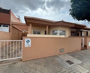 Vista exterior de Casa adosada en venda en Cartagena amb Calefacció, Jardí privat i Terrassa