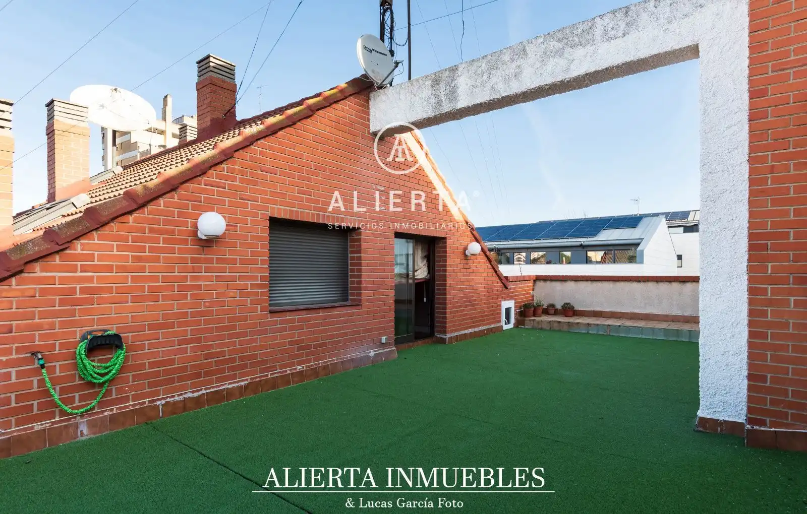 Vista exterior de Casa adosada en venda en Zaragoza amb Aire condicionat, Calefacció i Traster