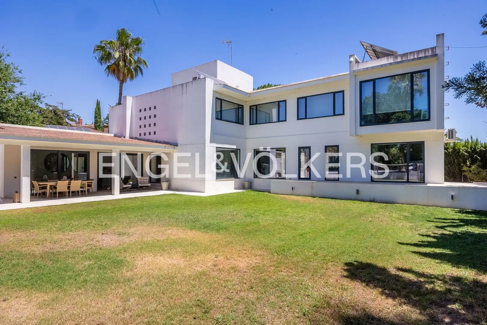 Vista exterior de Casa o chalet en venta en Dos Hermanas con Aire acondicionado, Calefacción y Jardín privado