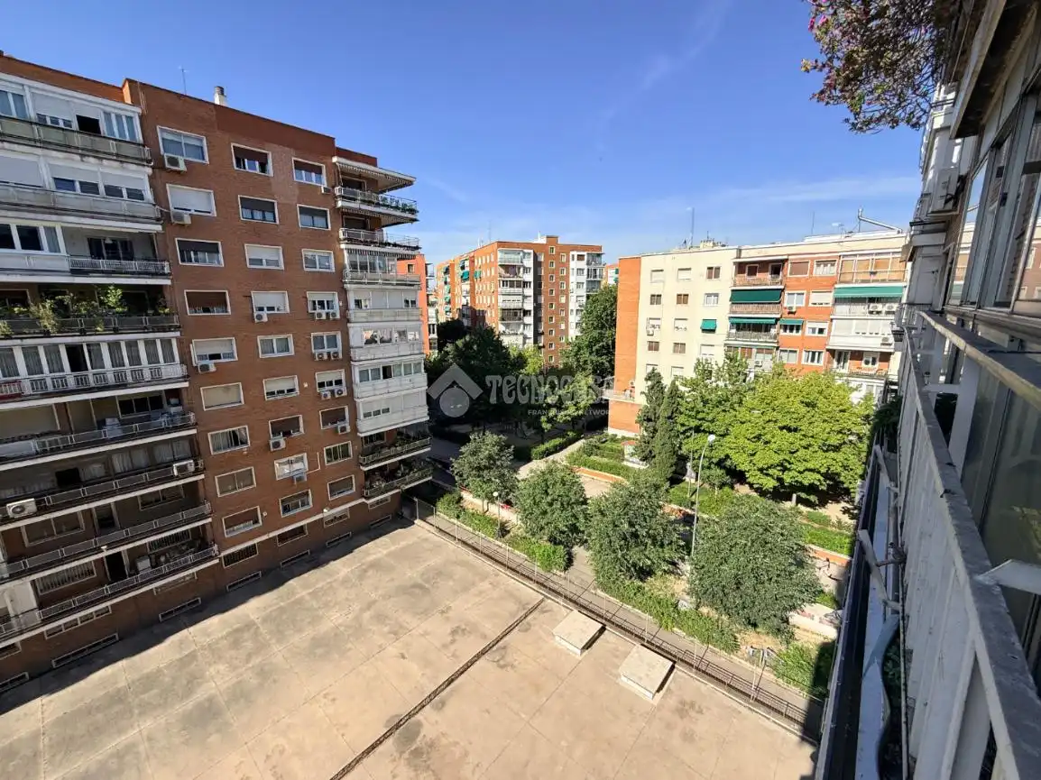 Vista exterior de Piso en venta en Madrid