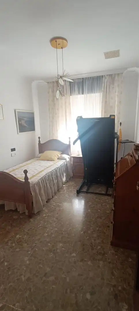 Dormitori de Casa adosada en venda en Algeciras amb Aire condicionat, Moblat i Alarma