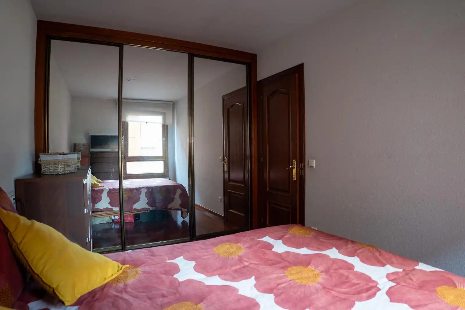 Dormitori de Apartament en venda en Gijón  amb Calefacció, Parquet i Traster