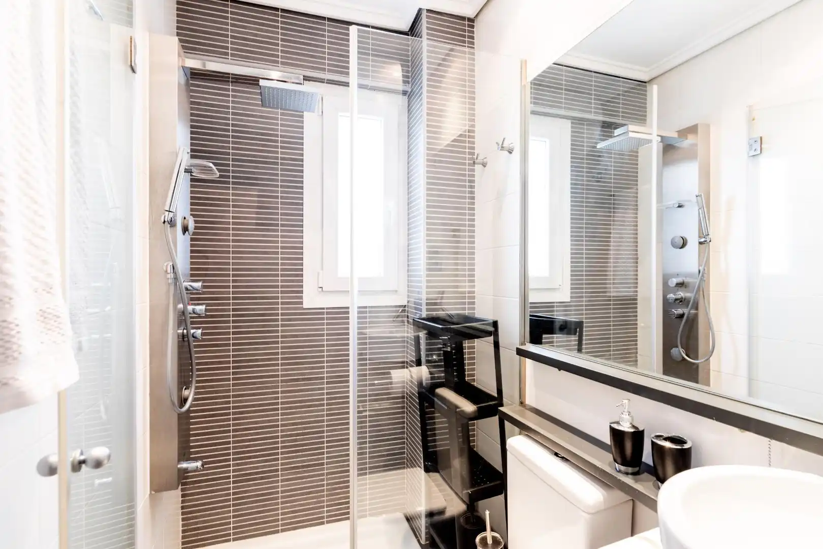 Bathroom of Flat for sale in Madrid  with Air Conditioner, Heating and Terrace