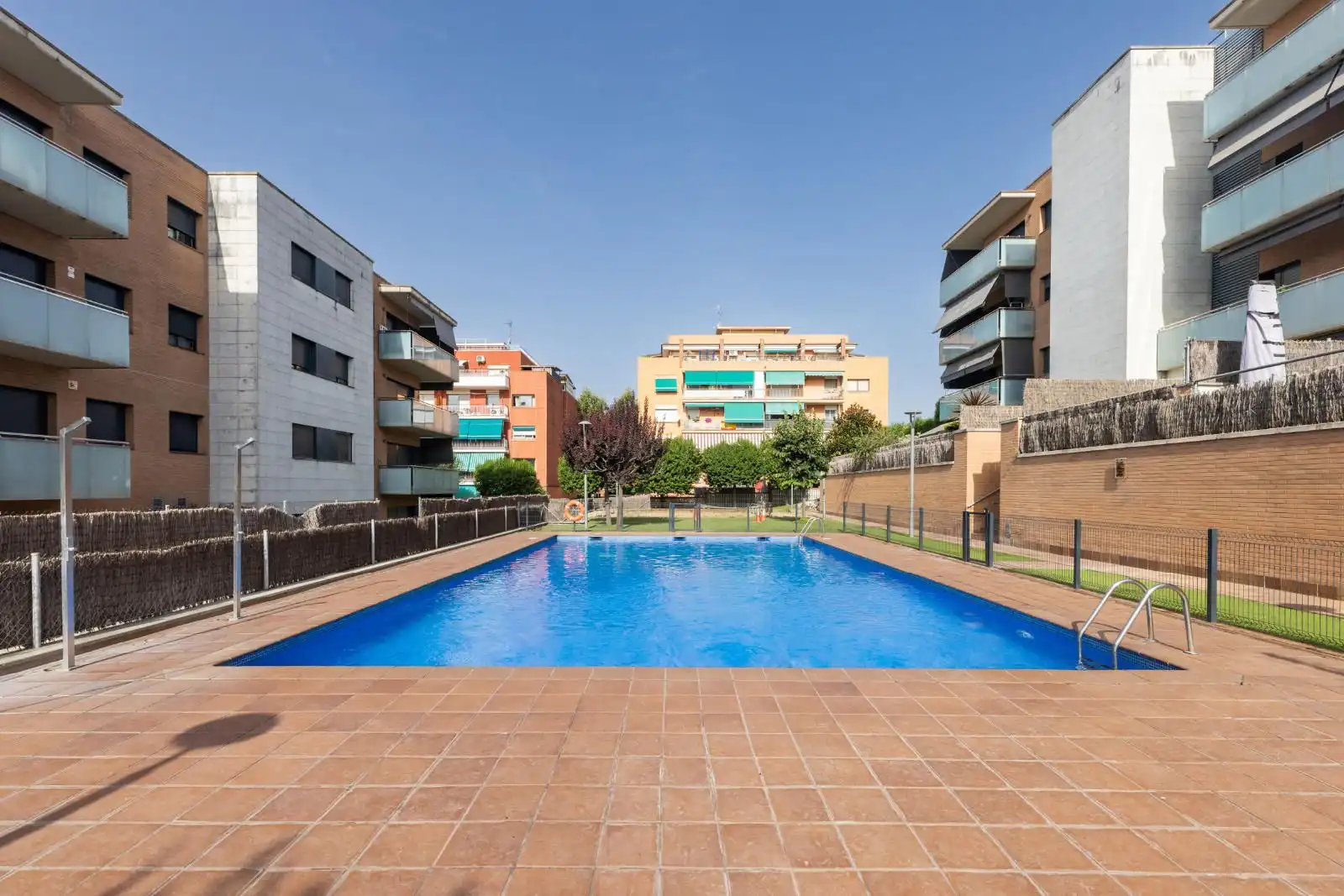 Piscina de Pis en venda en Parets del Vallès amb Calefacció, Jardí privat i Parquet
