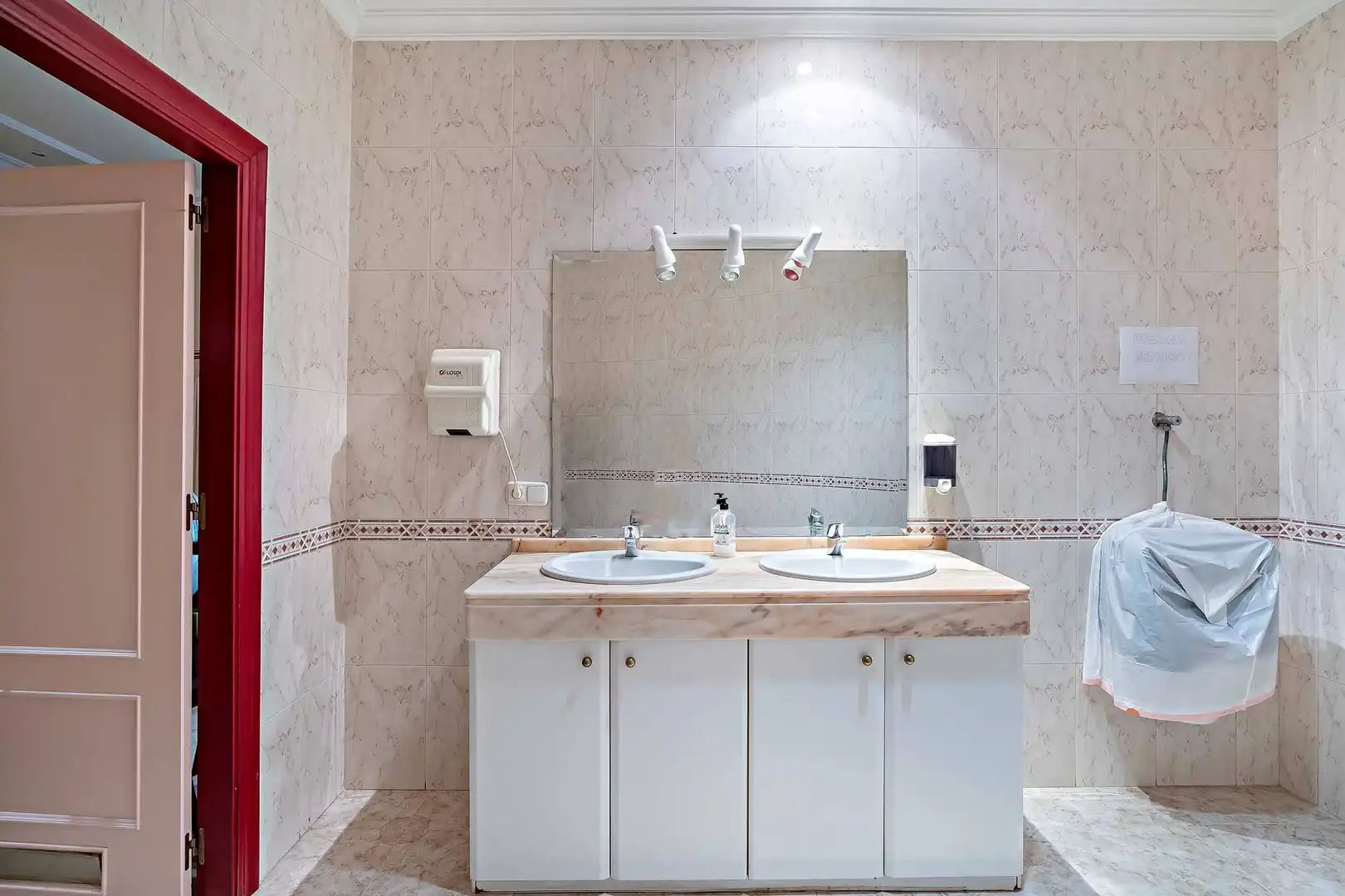 Badezimmer von Erdgeschoss zum Verkauf in Roquetas de Mar mit Terrasse
