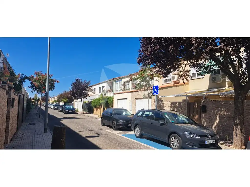Vista exterior de Casa adosada en venda en Cáceres amb Terrassa