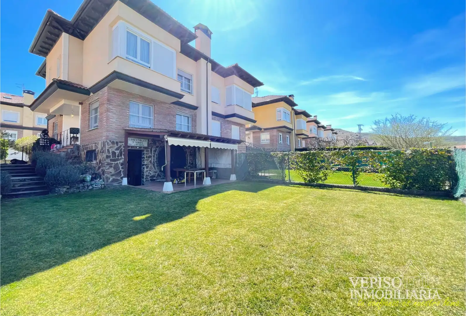 Vista exterior de Casa o xalet en venda en Briviesca amb Aire condicionat, Calefacció i Jardí privat