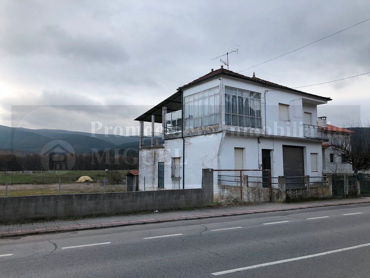 Vista exterior de Casa o xalet en venda en Laza amb Jardí privat, Terrassa i Balcó