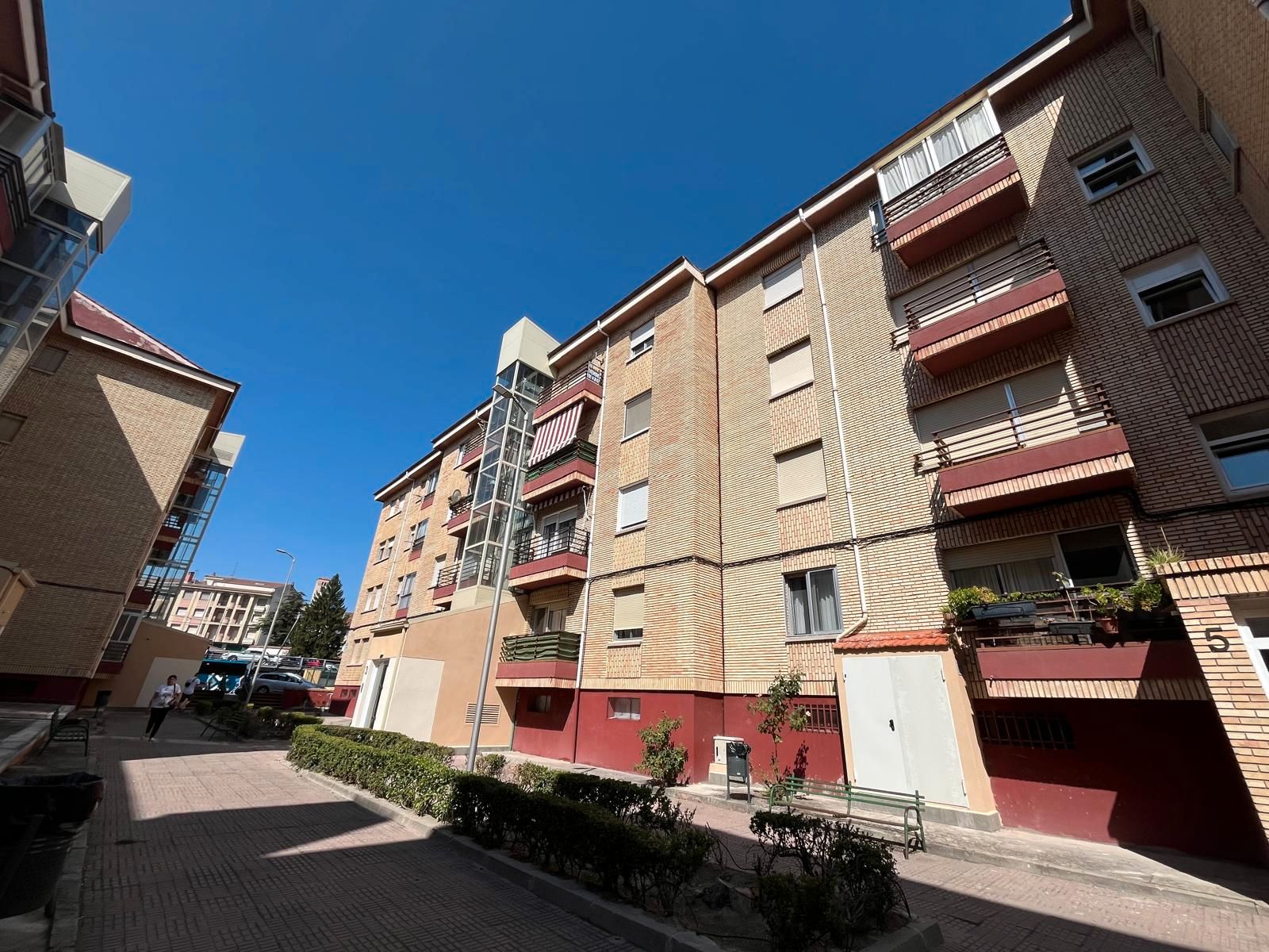 Vista exterior de Pis en venda en Cuéllar amb Calefacció, Terrassa i Balcó