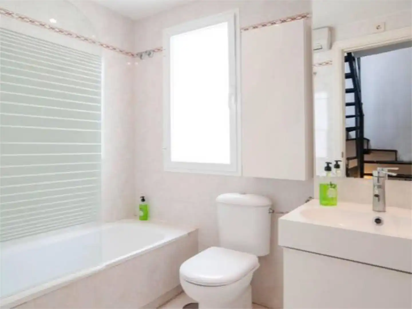 Bathroom of Flat for share in Marbella  with Air Conditioner, Private garden and Furnished