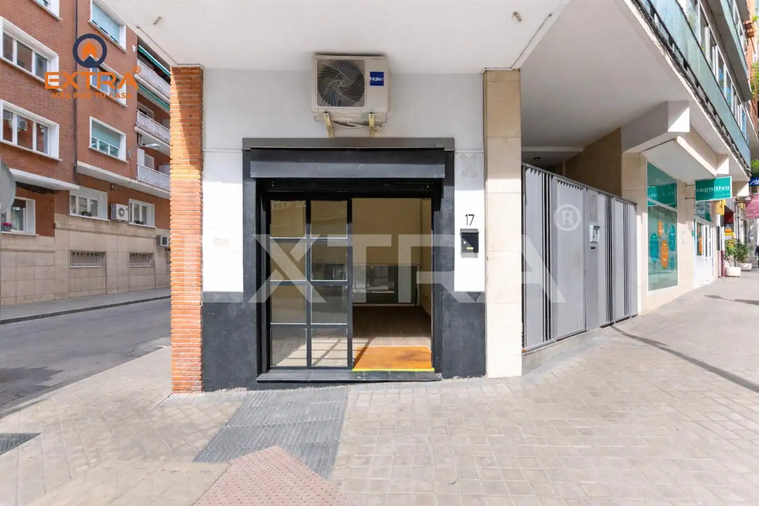 Vista exterior de Local en venda en Madrid amb Aire condicionat