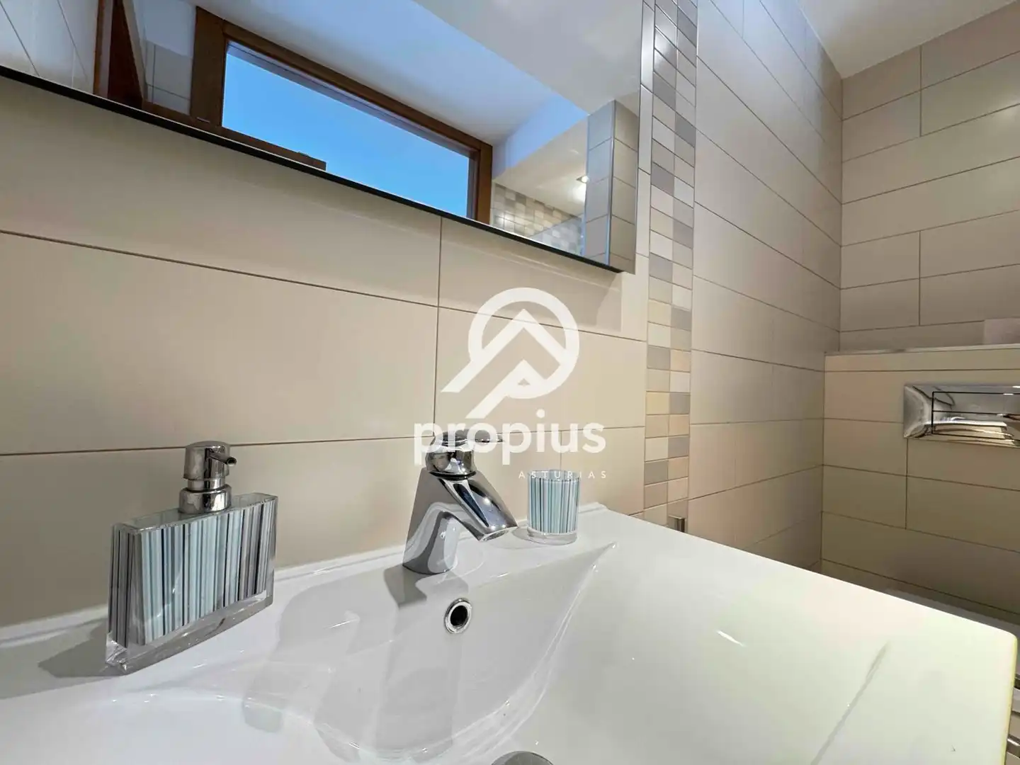 Badezimmer von Einfamilien-Reihenhaus zum Verkauf in Llanes mit Heizung und Möbliert