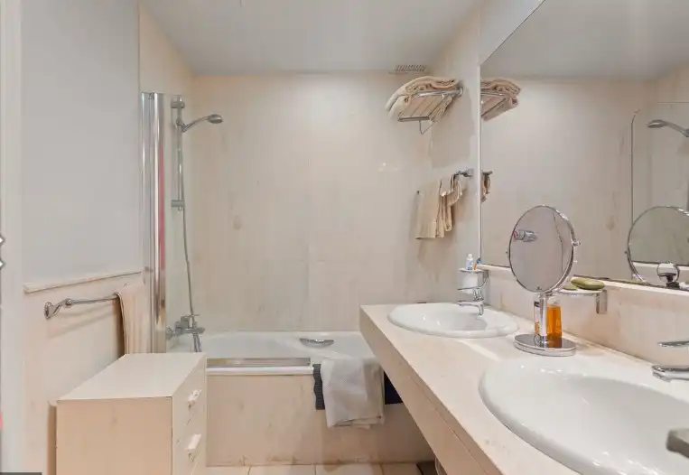 Badezimmer von Einfamilien-Reihenhaus zum Verkauf in Marbella mit Klimaanlage, Privatgarten und Terrasse