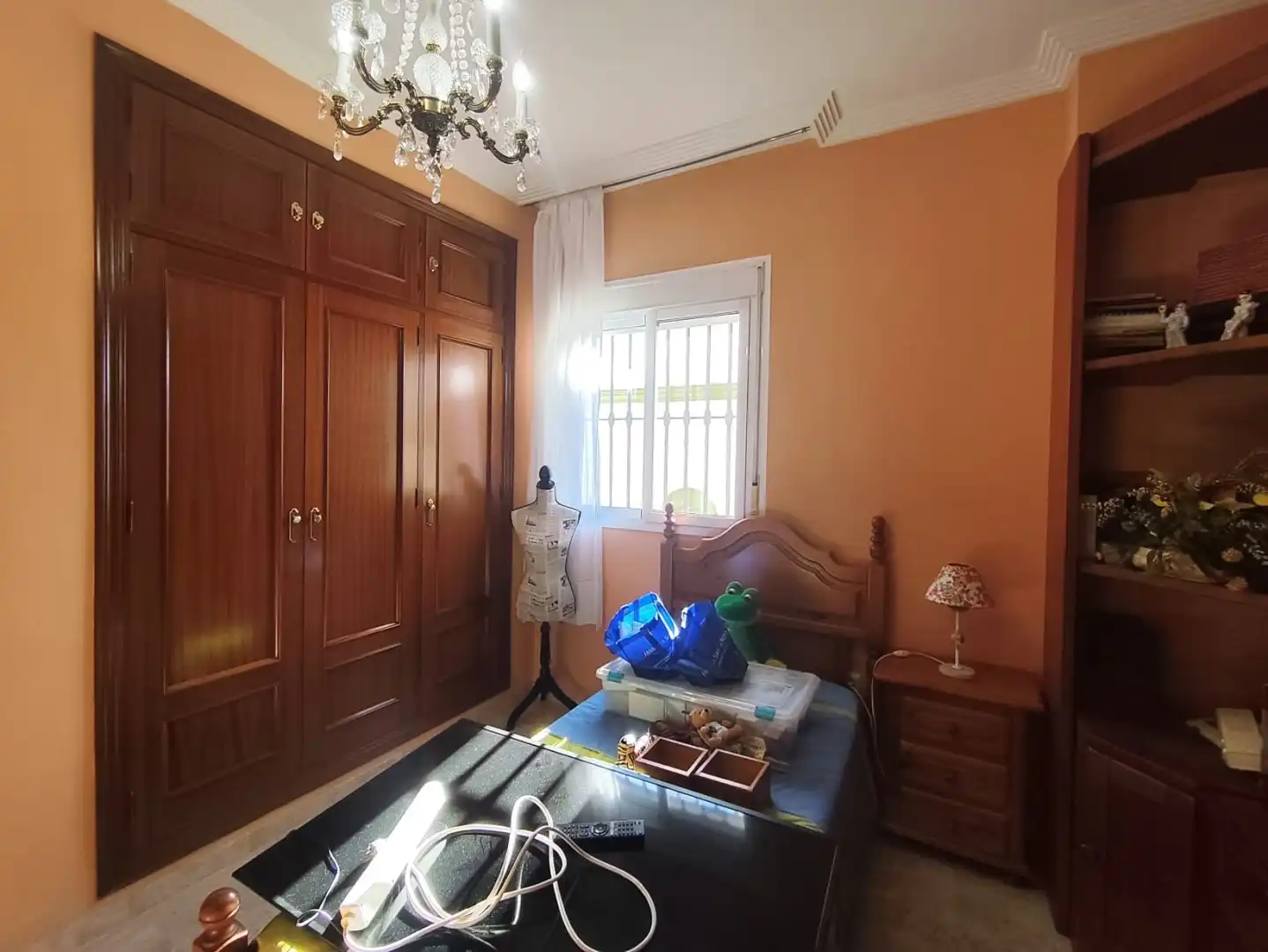 Schlafzimmer von Haus oder Chalet zum Verkauf in Gines mit Klimaanlage, Heizung und Schwimmbad