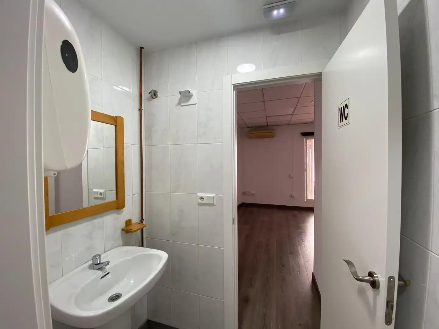 Baño de Oficina de alquiler en Valencia con Aire acondicionado, Calefacción y Terraza