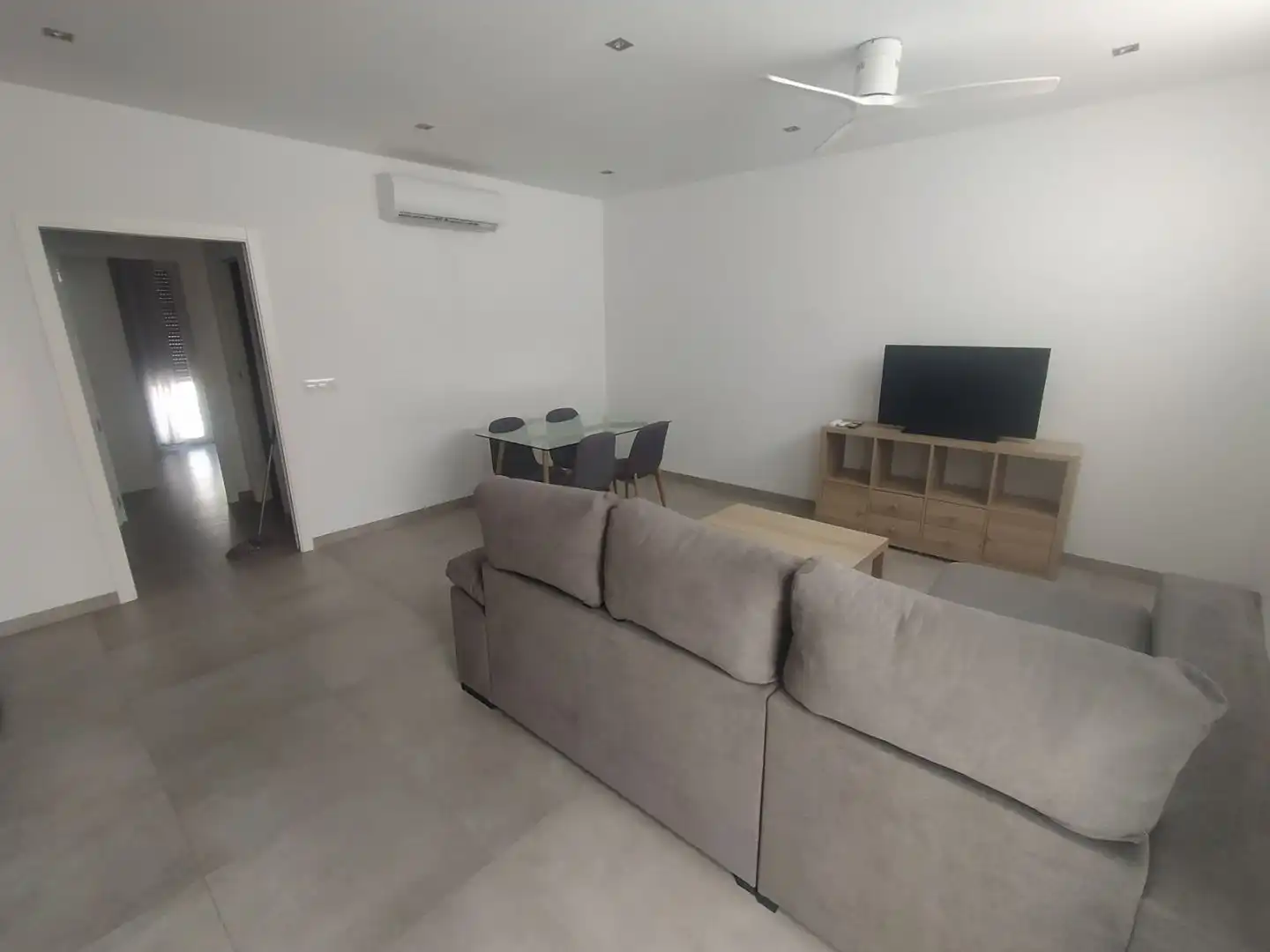 Sala d'estar de Casa o xalet en venda en Fuentes de Andalucía amb Aire condicionat, Terrassa i Balcó