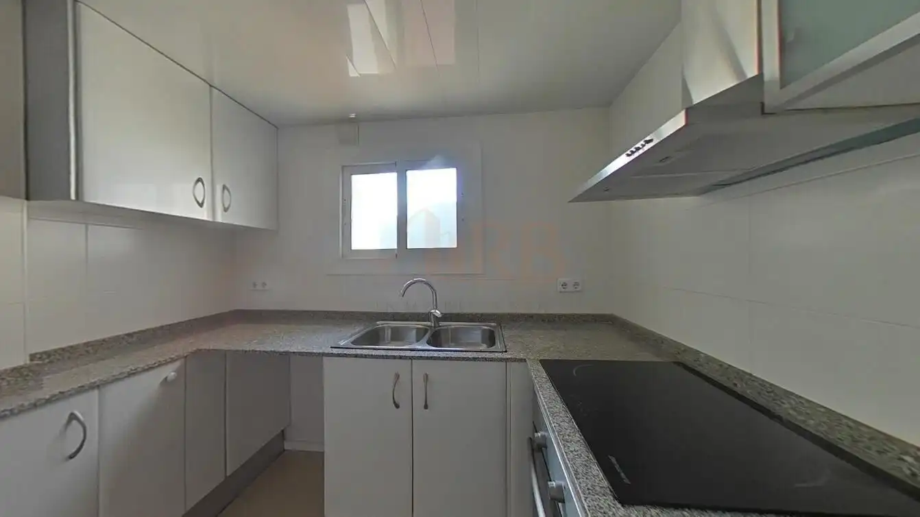 Cocina de Piso en venta en Castelldefels con Terraza y Piscina comunitaria