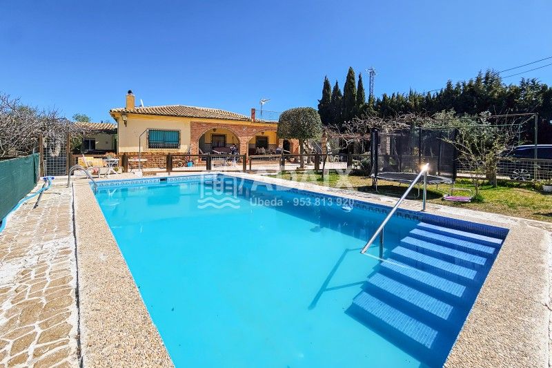 Schwimmbecken von Country house zum Verkauf in Úbeda mit Terrasse, Abstellraum und Schwimmbad