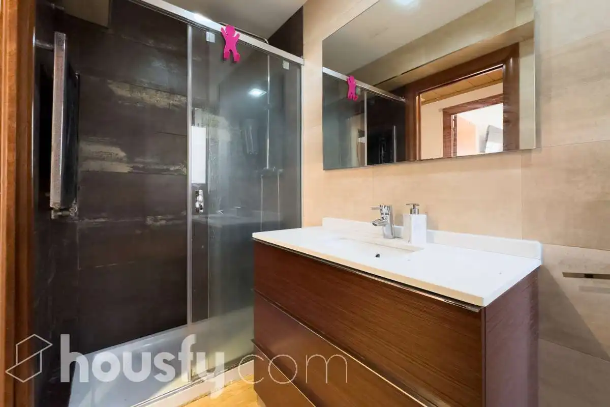 Badezimmer von Erdgeschoss zum Verkauf in Barcelona mit Klimaanlage, Heizung und Privatgarten