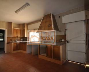 Cuina de Casa o xalet en venda en Cáceres Capital amb Calefacció, Jardí privat i Terrassa
