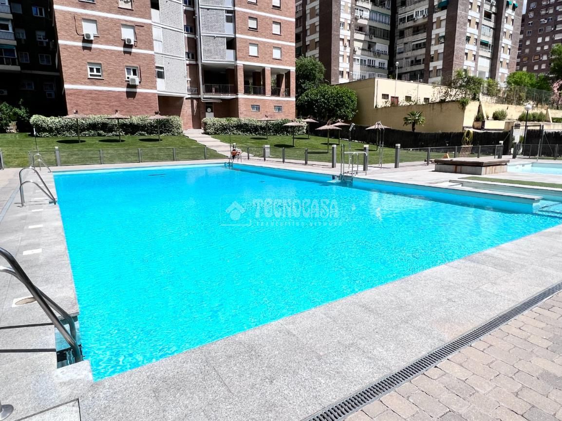 Piscina de Pis en venda en  Madrid Capital amb Aire condicionat, Calefacció i Parquet