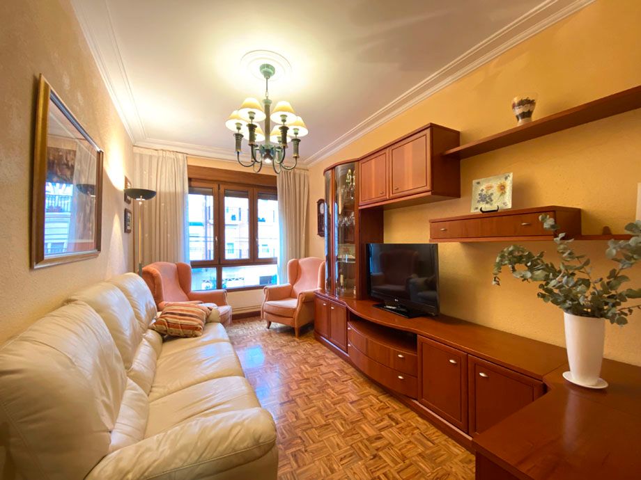 Sala de estar de Piso en venta en Vitoria - Gasteiz con Calefacción, Parquet y Terraza