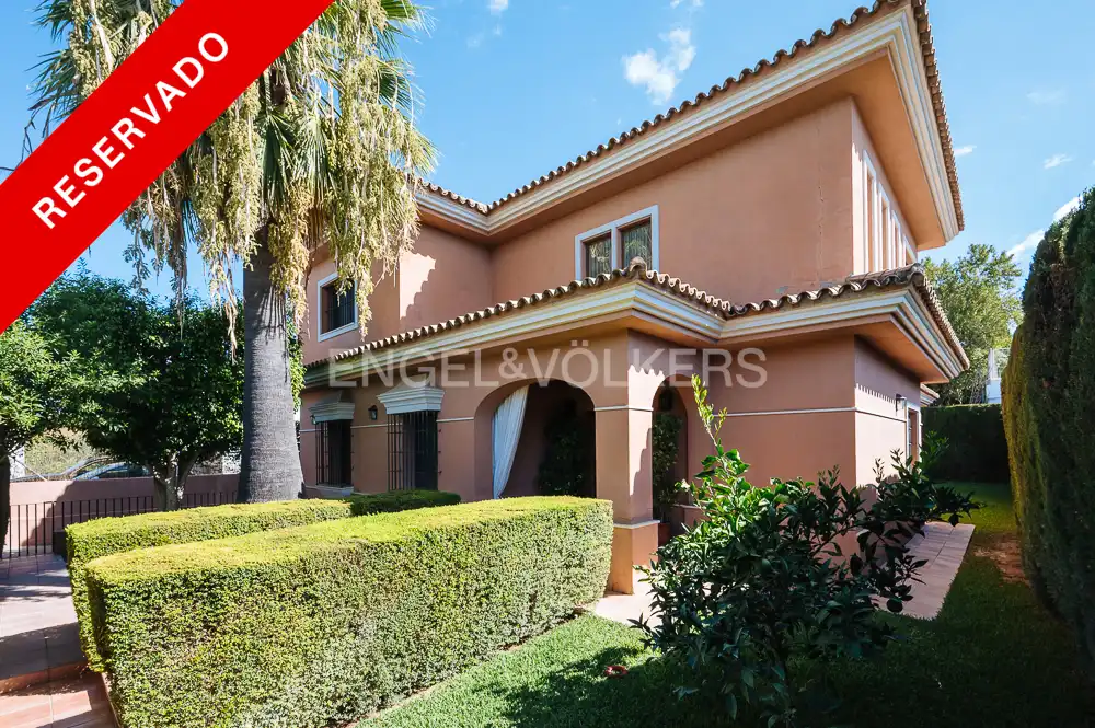 Vista exterior de Casa o xalet en venda en Bormujos amb Aire condicionat, Calefacció i Jardí privat