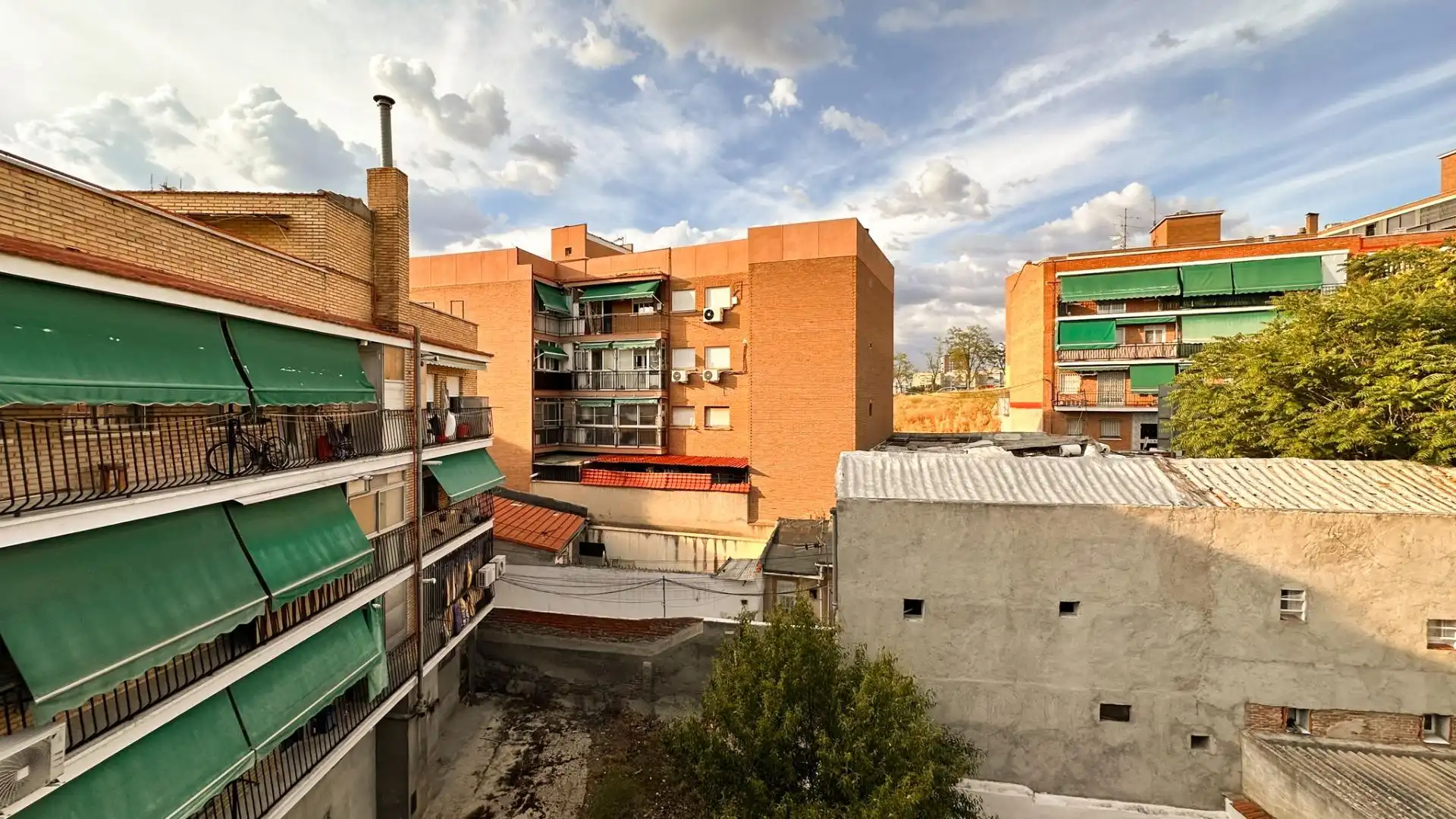 Vista exterior de Edificio en venta en Madrid