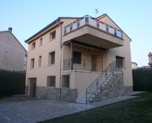 Vista exterior de Casa o xalet en venda en Palazuelos de Eresma amb Calefacció, Jardí privat i Terrassa