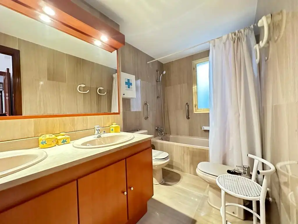 Baño de Apartamento de alquiler en Tossa de Mar con Aire acondicionado, Jardín privado y Terraza