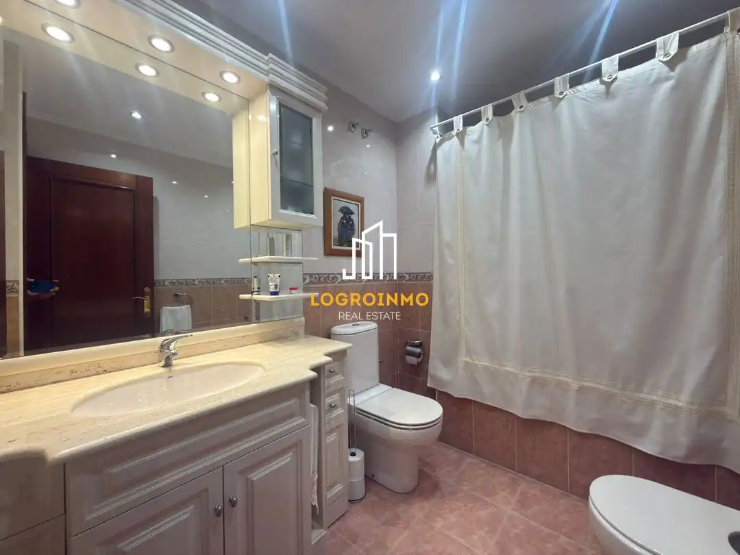Bathroom of Flat for sale in  Logroño  with Heating, Storage room and Swimming Pool