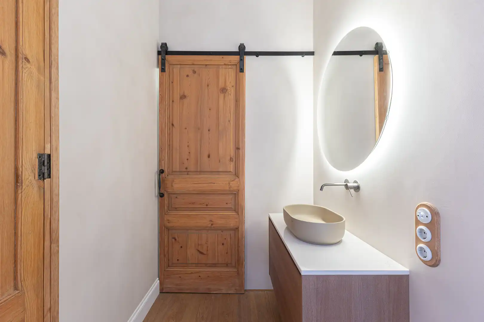 Badezimmer von Wohnung zum Verkauf in Barcelona mit Klimaanlage, Heizung und Balkon