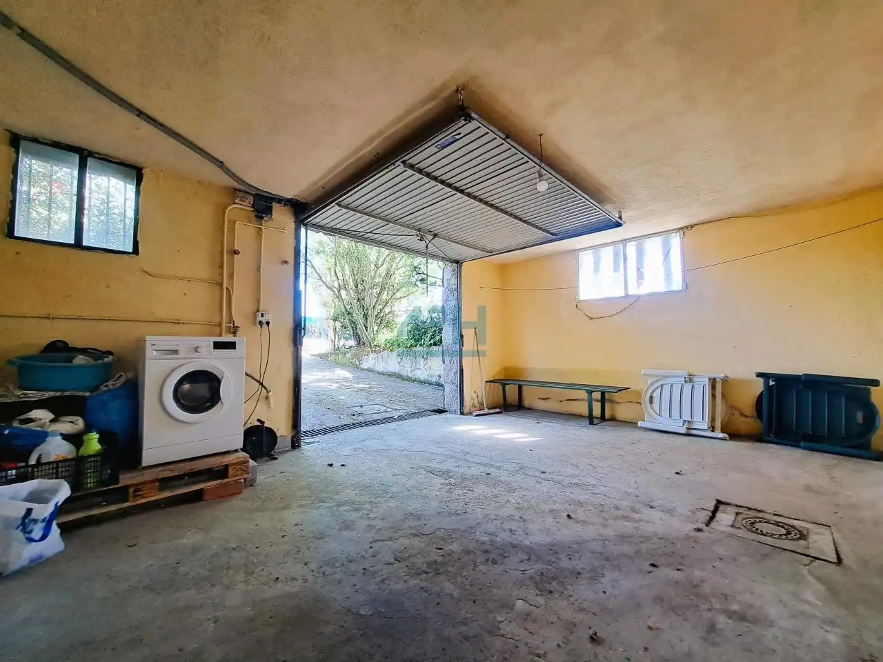 Aparcament de Casa o xalet en venda en San Cibrao das Viñas amb Calefacció, Jardí privat i Terrassa