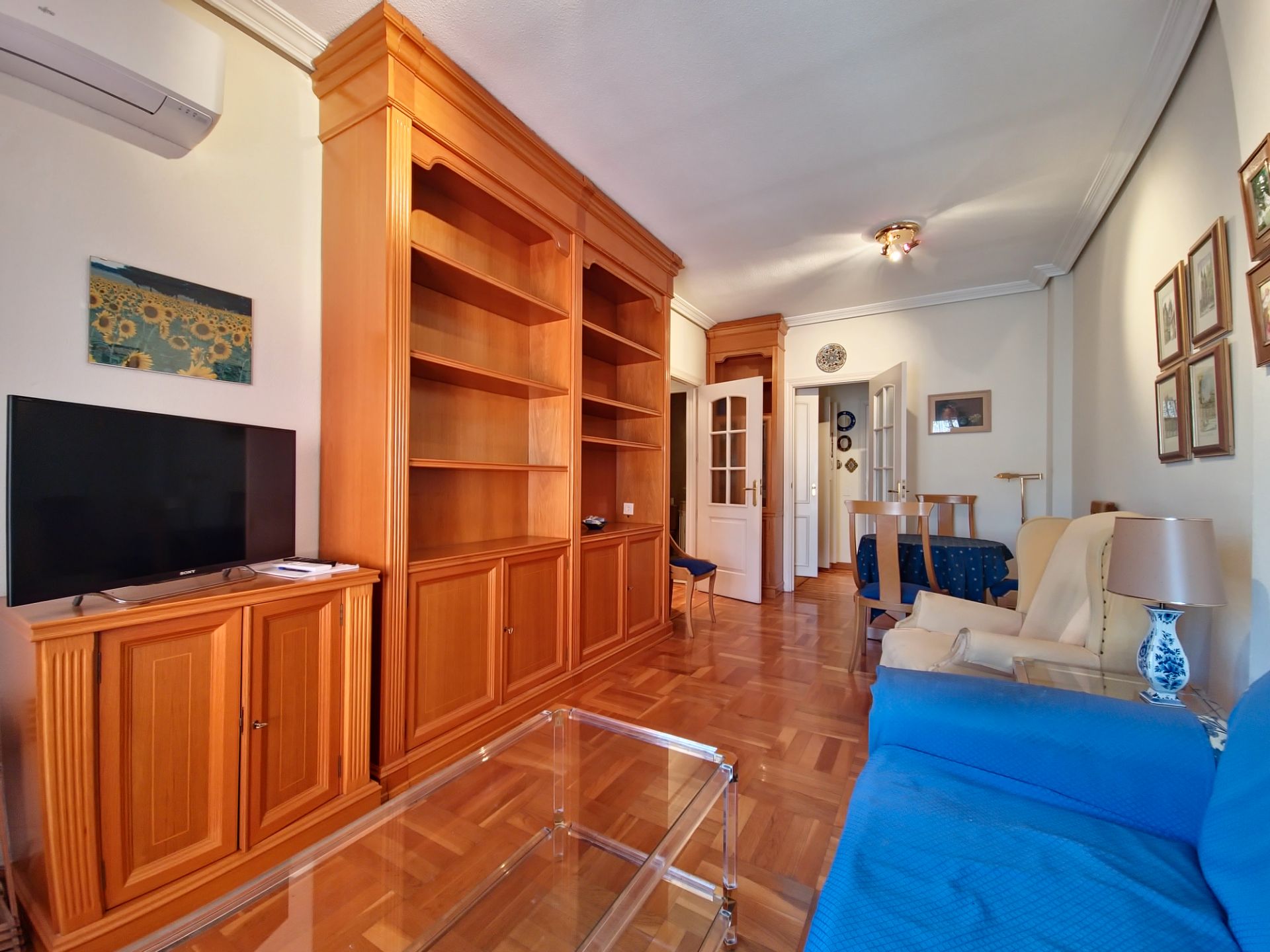 Sala d'estar de Apartament de lloguer en  Madrid Capital amb Aire condicionat, Calefacció i Parquet