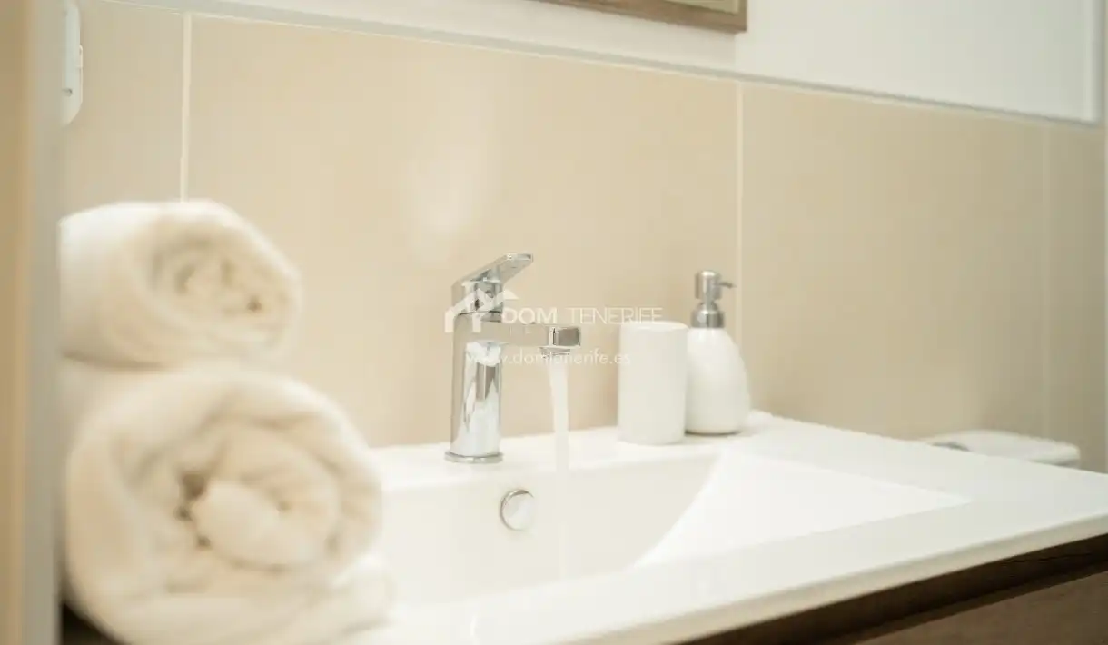 Baño de Piso en venta en Adeje con Terraza, Trastero y Piscina