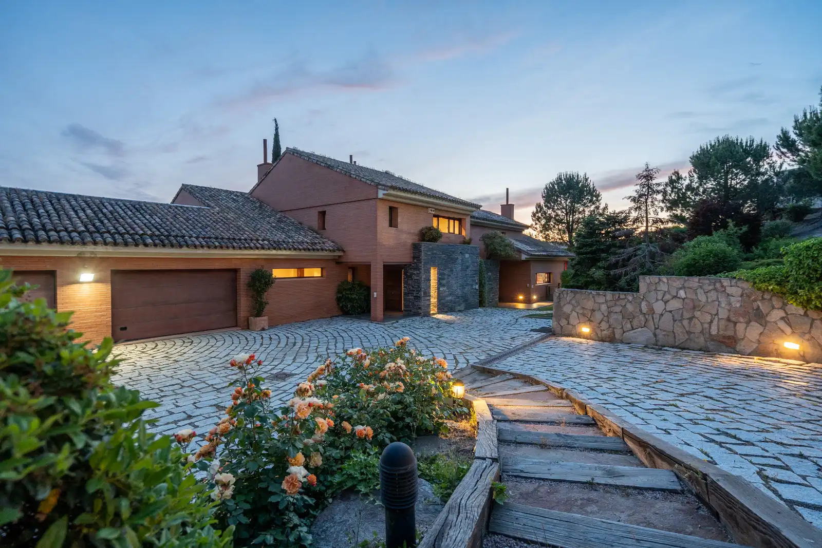 Vista exterior de Casa o xalet en venda en Las Rozas de Madrid amb Aire condicionat, Calefacció i Jardí privat