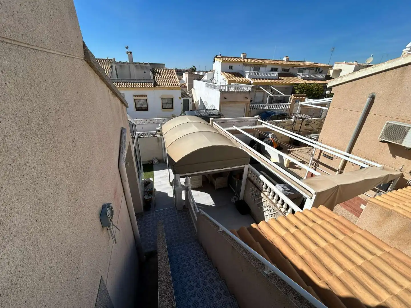 Vista exterior de Casa adosada en venta en Orihuela con Terraza, Trastero y Internet