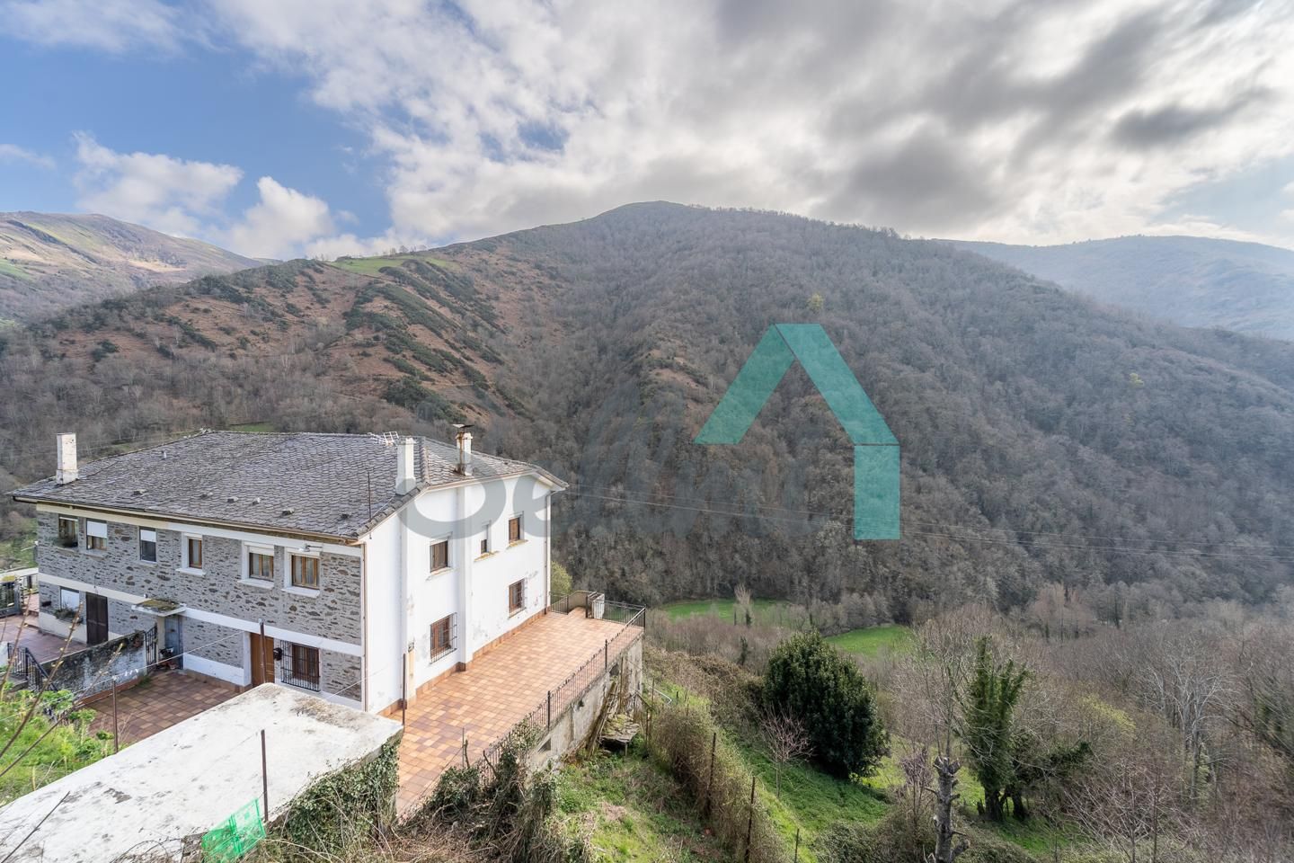 Vista exterior de Casa adosada en venda en Cangas del Narcea amb Calefacció, Jardí privat i Terrassa