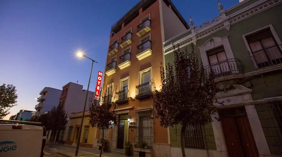 Vista exterior de Edificio en venta en Almendralejo con Alarma