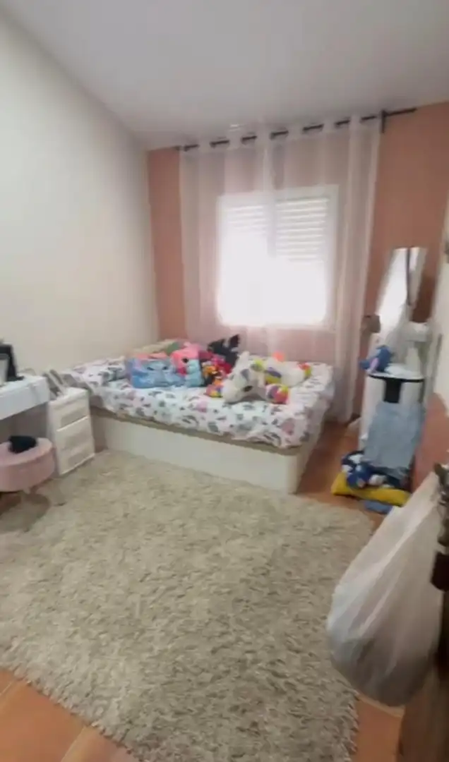 Dormitori de Casa adosada en venda en Algeciras amb Piscina comunitària