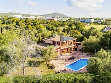 Casa amb piscina en venda a Camí del Padruell