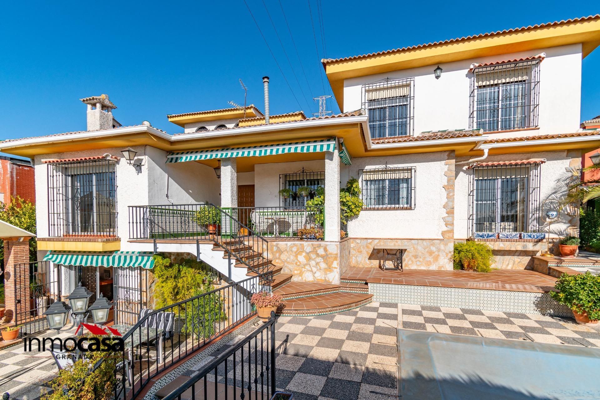 Vista exterior de Casa o xalet en venda en Peligros amb Calefacció, Jardí privat i Terrassa
